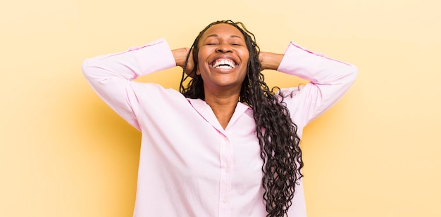 Glimlachen en ontspannen tevreden en zorgeloos lachen positief en chillen