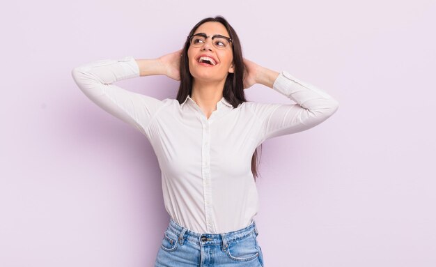 Glimlachen en ontspannen tevreden en zorgeloos lachen positief en chillen