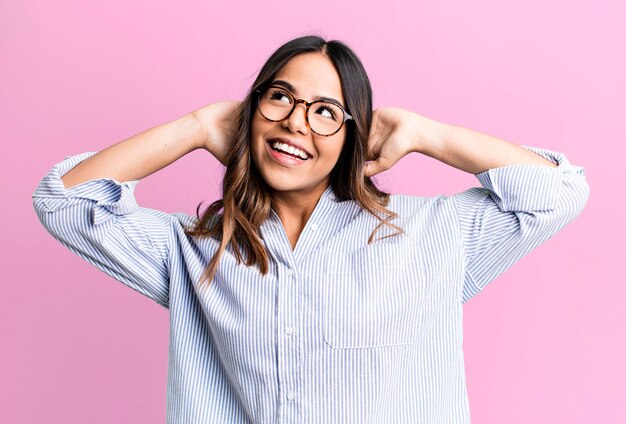 Glimlachen en ontspannen tevreden en zorgeloos lachen positief en chillen