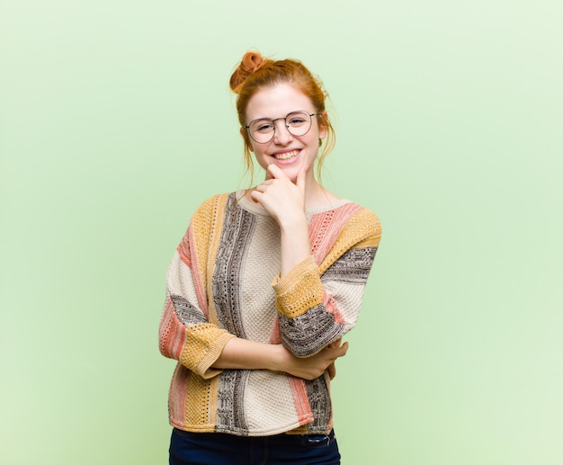 glimlachen, genieten van het leven, zich gelukkig, vriendelijk, tevreden en zorgeloos voelen met de hand op de kin