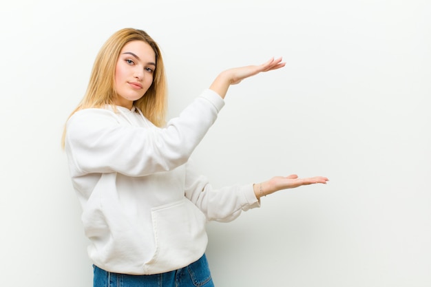 glimlachen, zich gelukkig, positief en tevreden voelen, iets vasthoudend