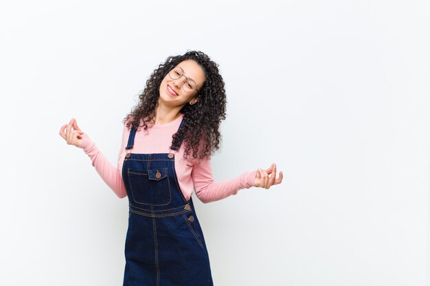 glimlachen, zorgeloos, ontspannen en gelukkig zijn, dansen en naar muziek luisteren, plezier maken op een feestje