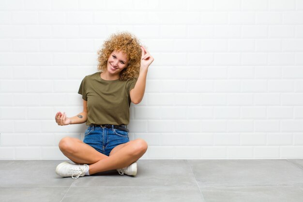 glimlachen, zorgeloos, ontspannen en gelukkig zijn, dansen en naar muziek luisteren, plezier maken op een feestje