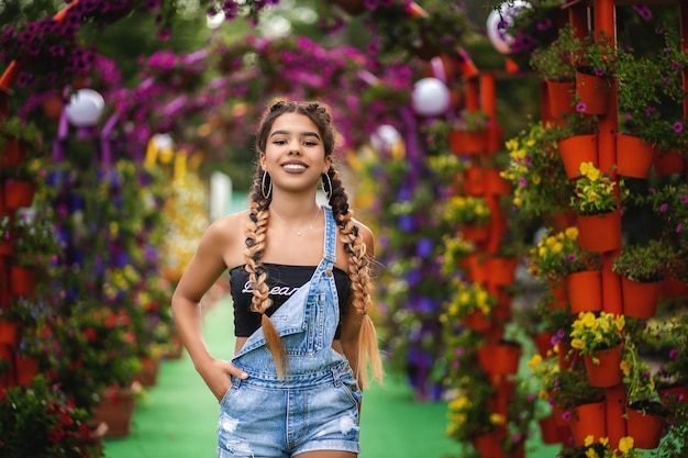 Glimlachend Afrikaans tienermeisje op de achtergrond de boog van bloemen