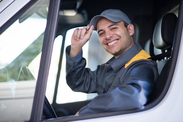 Glimlachend bestelwagenchauffeurportret