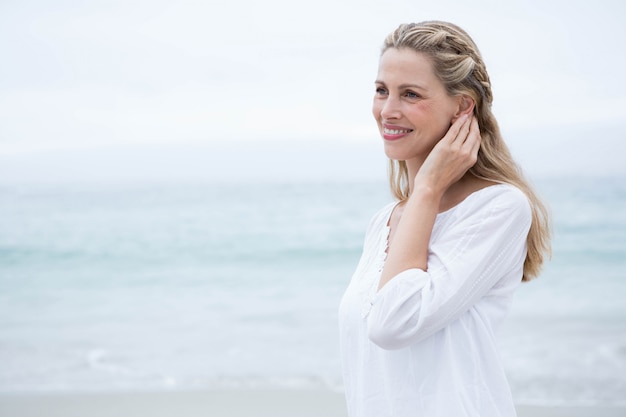 Glimlachend blonde die zich door het overzees bevinden