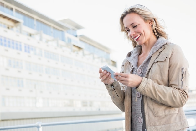 Glimlachend blonde status en tekstoverseinen