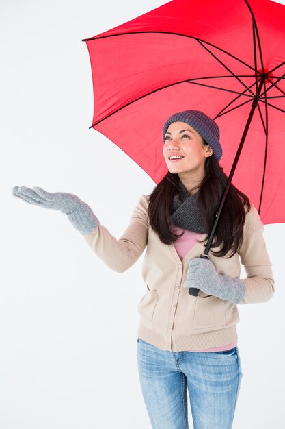 Glimlachend brunette die de regen voelt