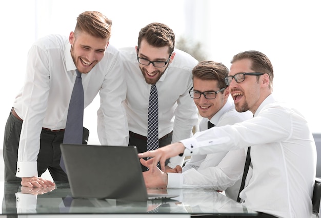 Glimlachend business team kijken naar de mensen en technologie van het laptopscherm