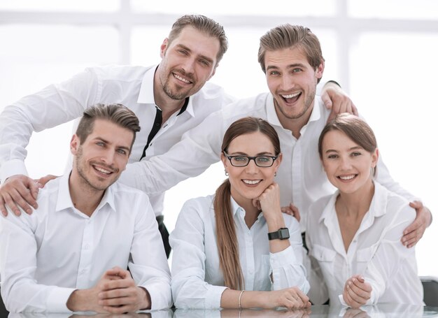 Glimlachend business team zit aan de Deskphoto met kopieerruimte