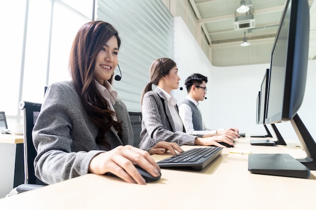 Glimlachend callcenter werkt