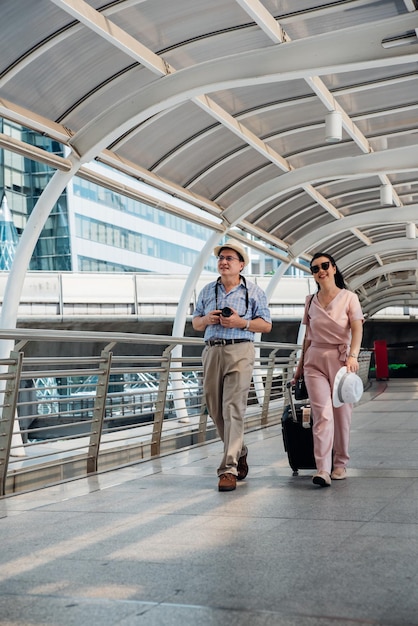 Glimlachend echtpaar loopt op een brug in de stad