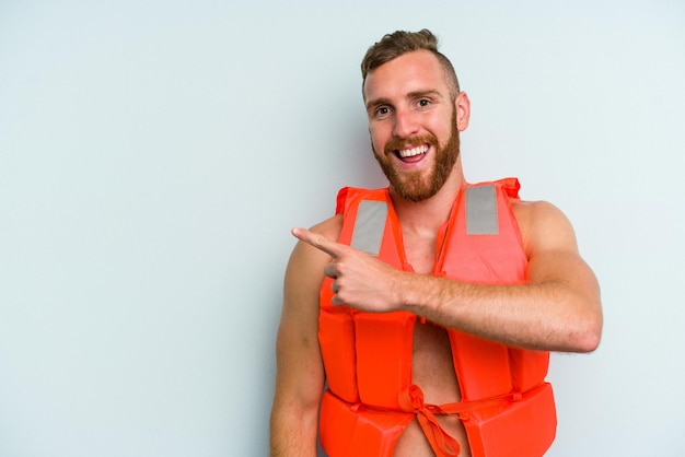 Glimlachend en opzij wijzend met iets op de lege ruimte