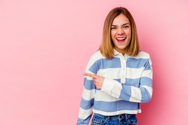 Glimlachend en opzij wijzend met iets op de lege ruimte