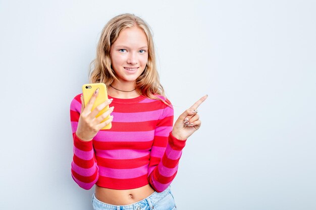 Glimlachend en opzij wijzend met iets op de lege ruimte