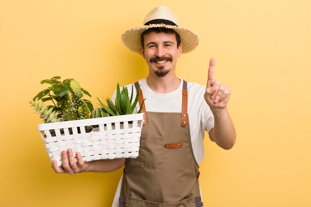 Glimlachend en vriendelijk kijkend met het nummer één tuinmanconcept