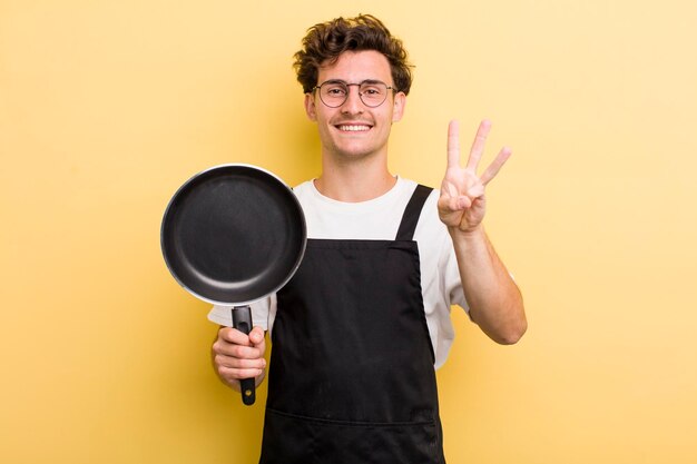 Foto glimlachend en vriendelijk kijkend met nummer drie