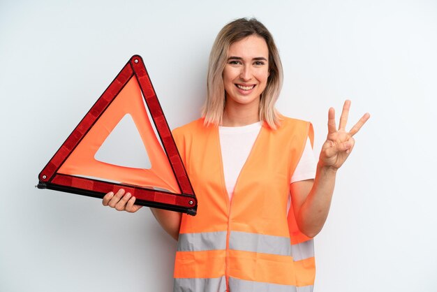 Glimlachend en vriendelijk kijkend met nummer drie