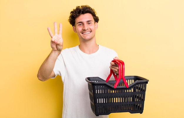 Glimlachend en vriendelijk kijkend met nummer drie