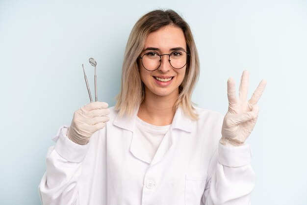 Glimlachend en vriendelijk kijkend met nummer drie