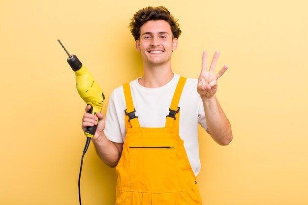 Glimlachend en vriendelijk kijkend met nummer drie