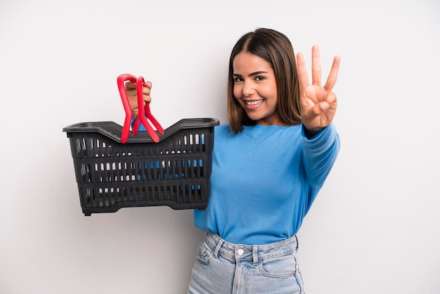 Glimlachend en vriendelijk kijkend met nummer drie