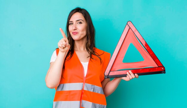 Glimlachend en vriendelijk kijkend met nummer één