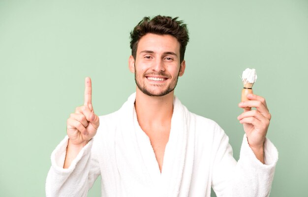 Glimlachend en vriendelijk kijkend met nummer één