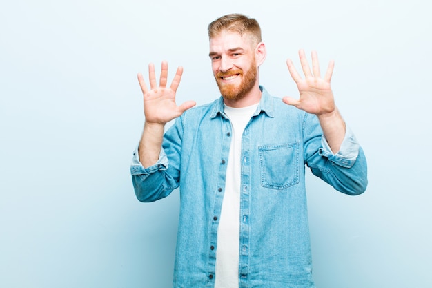 Foto glimlachend en vriendelijk kijkend, met nummer tien of tiende met de hand naar voren, aftellend