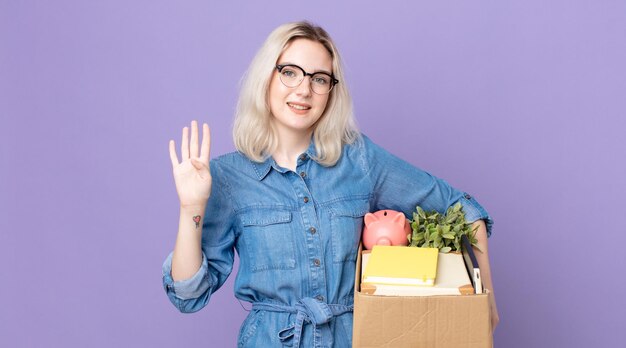 Glimlachend en vriendelijk kijkend met nummer vier