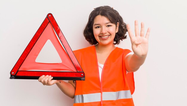 Glimlachend en vriendelijk kijkend met nummer vier