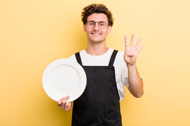 Glimlachend en vriendelijk kijkend met nummer vier