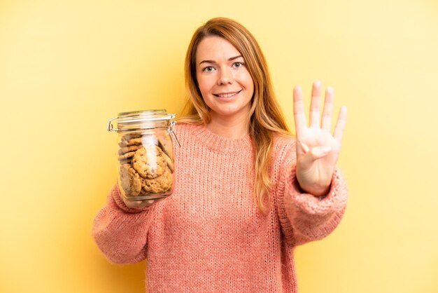 Glimlachend en vriendelijk kijkend met nummer vier