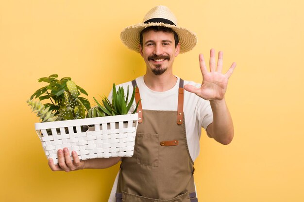 Glimlachend en vriendelijk kijkend met nummer vijf tuinmanconcept