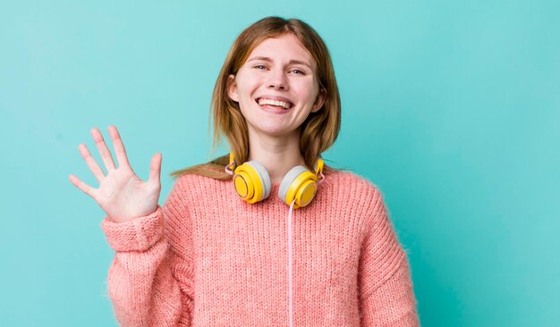 Glimlachend en vriendelijk kijkend met nummer vijf