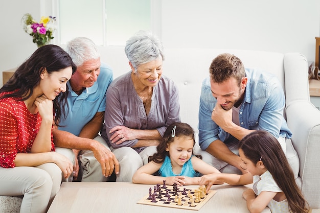 Glimlachend familie schaken