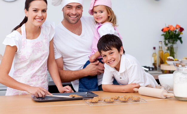 Glimlachend familiebaksel in de keuken