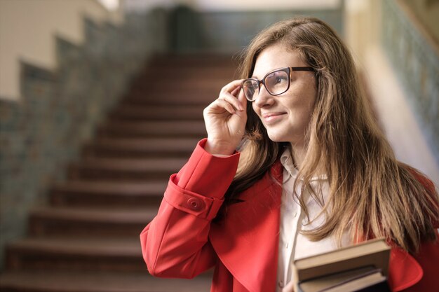 Glimlachend gelukkig studentenmeisje