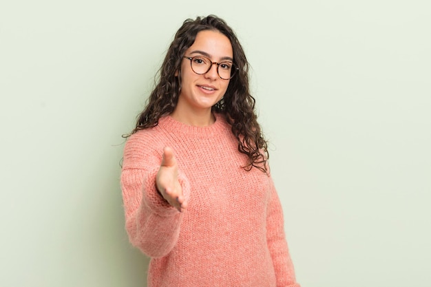 glimlachend gelukkig zelfverzekerd en vriendelijk een handdruk aanbieden om samen een deal te sluiten