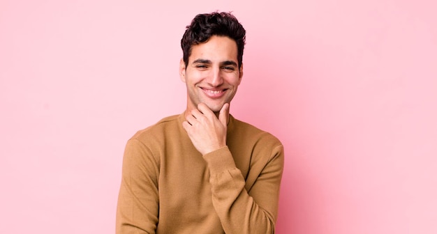 Glimlachend genietend van het leven voel je je gelukkig vriendelijk tevreden en zorgeloos met de hand op de kin