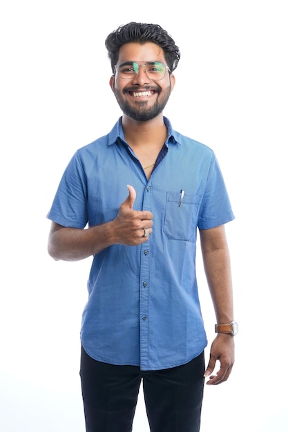 Glimlachend indiase knappe aziatische man met positieve uitdrukking poseren