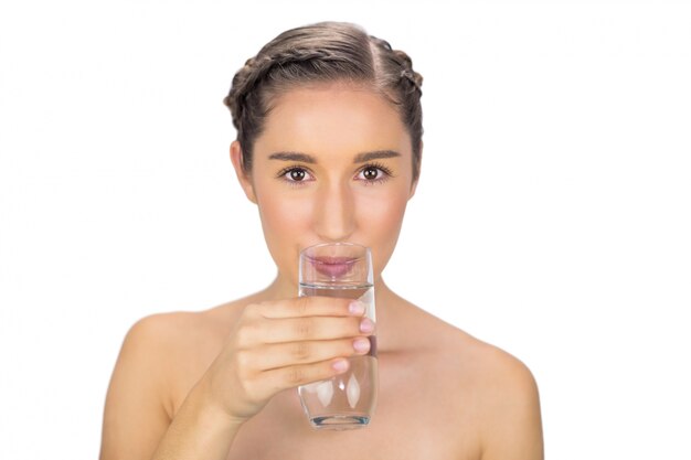 Glimlachend jong model drinkwater