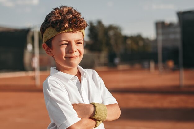 Foto glimlachend kind op tennisbaan