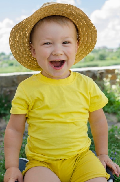 Foto glimlachend kleine jongen peuter portret in de zomer in de natuur the emotion of joy