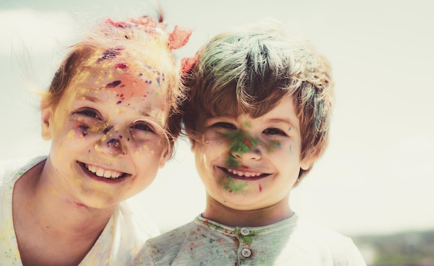 Glimlachend kleine kinderen portret geschilderde gezichten van grappige kinderen kinderen holi festival van kleuren kleine jongen