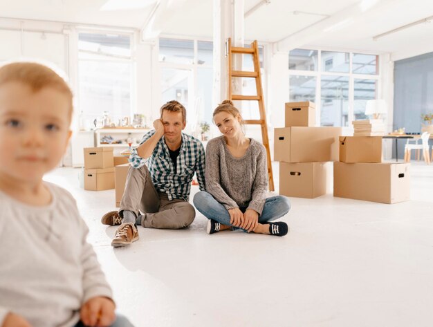 Glimlachend koppel met dochtertje verhuizen naar nieuw huis