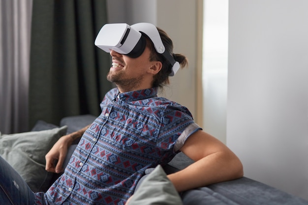 Glimlachend mannetje in VR-bril