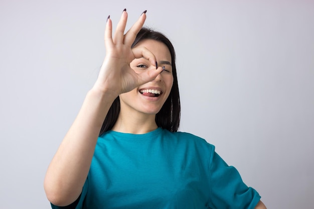 Glimlachend meisje gebaren OK teken met haar hand