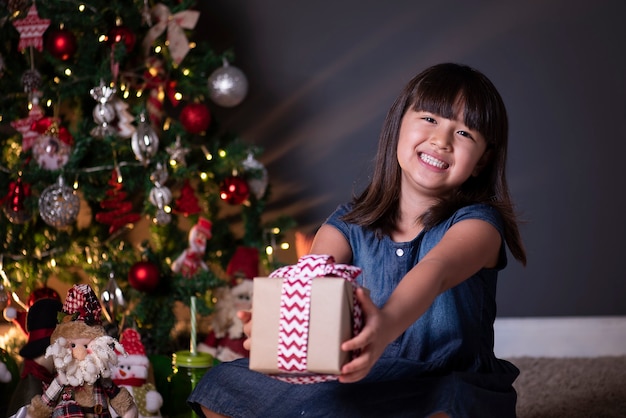 Glimlachend meisje in Kerstdecoratie