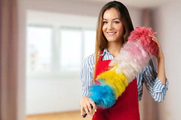 Glimlachend meisje klaar voor het schoonmaken